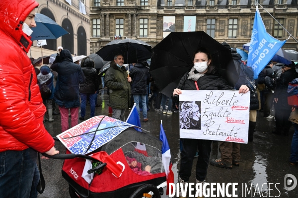 Manifestation nationale citoyenne et pacifique contre le pass vaccinal, contre la gestion de la crise sanitaire par le gouvernement. Paris le 8 janvier 2022. Vaccine pass.