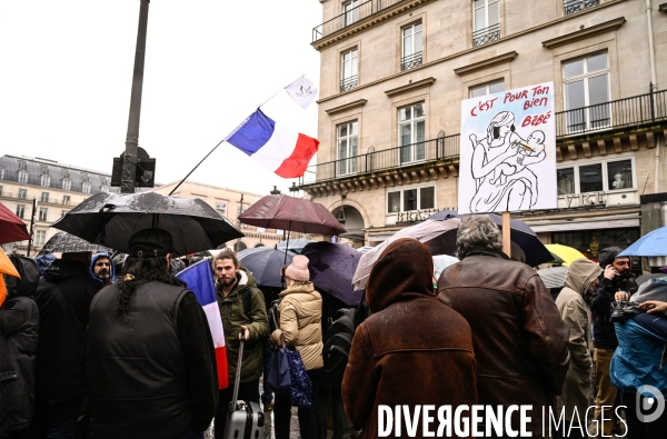 Manifestation nationale citoyenne et pacifique contre le pass vaccinal, contre la gestion de la crise sanitaire par le gouvernement. Paris le 8 janvier 2022. Vaccine pass.