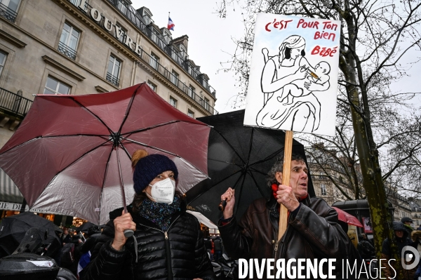 Manifestation nationale citoyenne et pacifique contre le pass vaccinal, contre la gestion de la crise sanitaire par le gouvernement. Paris le 8 janvier 2022. Vaccine pass.