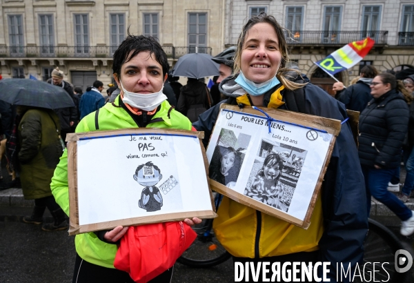 Manifestation nationale citoyenne et pacifique contre le pass vaccinal, contre la gestion de la crise sanitaire par le gouvernement. Paris le 8 janvier 2022. Vaccine pass.