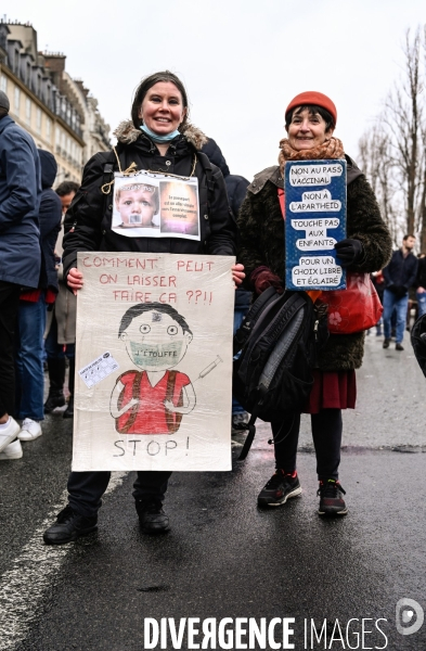 Manifestation nationale citoyenne et pacifique contre le pass vaccinal, contre la gestion de la crise sanitaire par le gouvernement. Paris le 8 janvier 2022. Vaccine pass.