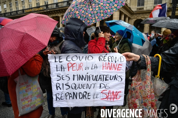 Manifestation nationale citoyenne et pacifique contre le pass vaccinal, contre la gestion de la crise sanitaire par le gouvernement. Paris le 8 janvier 2022. Vaccine pass.