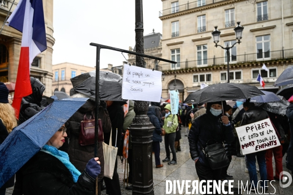 Manifestation nationale citoyenne et pacifique contre le pass vaccinal, contre la gestion de la crise sanitaire par le gouvernement. Paris le 8 janvier 2022. Vaccine pass.