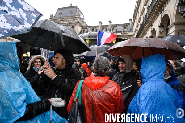 Manifestation nationale citoyenne et pacifique contre le pass vaccinal, contre la gestion de la crise sanitaire par le gouvernement. Paris le 8 janvier 2022. Vaccine pass.