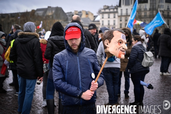 Manifestation nationale citoyenne et pacifique contre le pass vaccinal, contre la gestion de la crise sanitaire par le gouvernement. Paris le 8 janvier 2022. Vaccine pass.