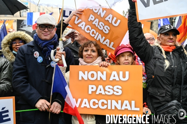 Manifestation nationale citoyenne et pacifique contre le pass vaccinal, contre la gestion de la crise sanitaire par le gouvernement. Paris le 8 janvier 2022. Vaccine pass.