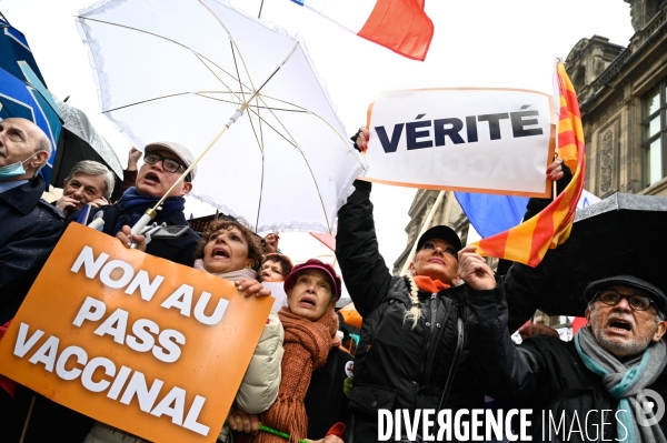 Manifestation nationale citoyenne et pacifique contre le pass vaccinal, contre la gestion de la crise sanitaire par le gouvernement. Paris le 8 janvier 2022. Vaccine pass.