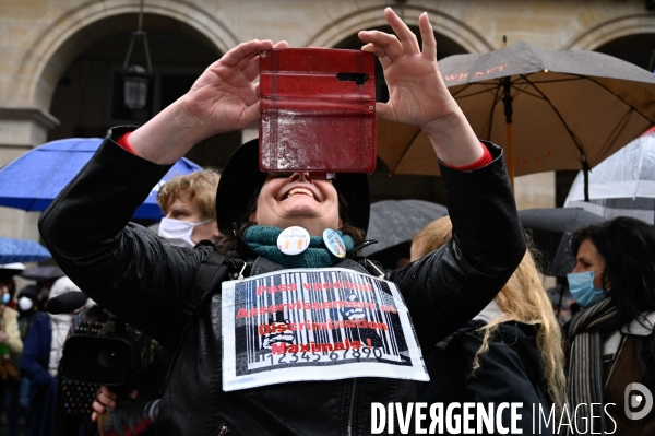 Manifestation nationale citoyenne et pacifique contre le pass vaccinal, contre la gestion de la crise sanitaire par le gouvernement. Paris le 8 janvier 2022. Vaccine pass.