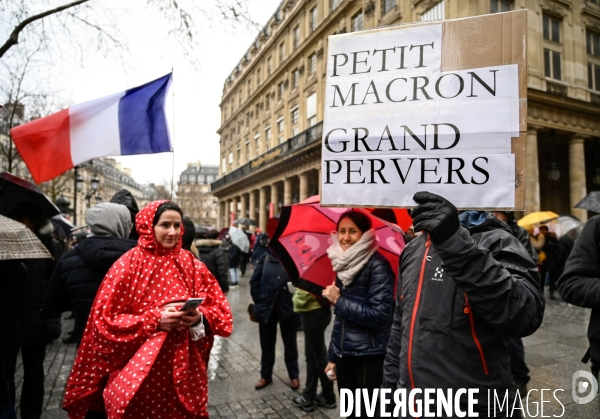 Manifestation nationale citoyenne et pacifique contre le pass vaccinal, contre la gestion de la crise sanitaire par le gouvernement. Paris le 8 janvier 2022. Vaccine pass.