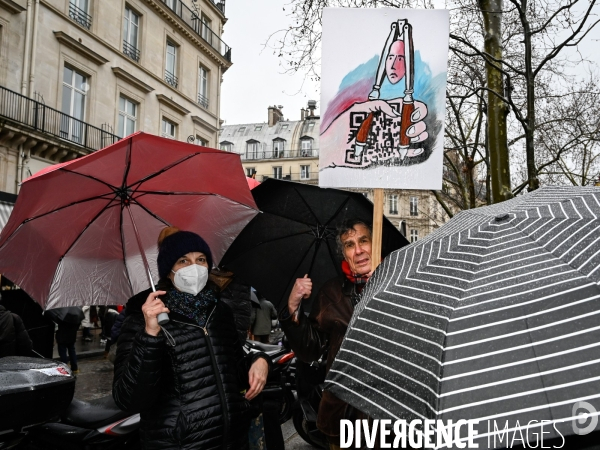 Manifestation nationale citoyenne et pacifique contre le pass vaccinal, contre la gestion de la crise sanitaire par le gouvernement. Paris le 8 janvier 2022. Vaccine pass.