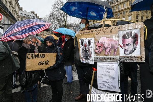 Manifestation nationale citoyenne et pacifique contre le pass vaccinal, contre la gestion de la crise sanitaire par le gouvernement. Paris le 8 janvier 2022. Vaccine pass.