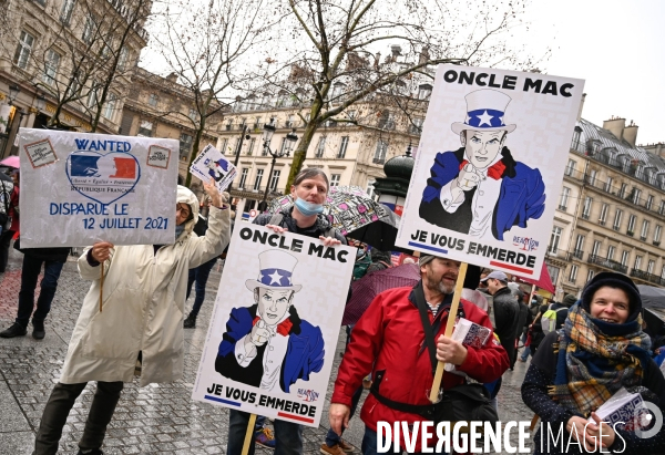 Manifestation nationale citoyenne et pacifique contre le pass vaccinal, contre la gestion de la crise sanitaire par le gouvernement. Paris le 8 janvier 2022. Vaccine pass.