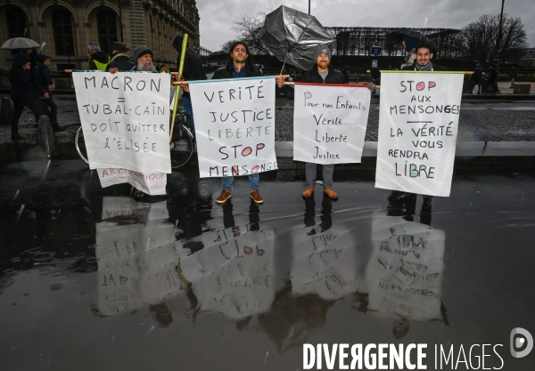 Manifestation nationale citoyenne et pacifique contre le pass vaccinal, contre la gestion de la crise sanitaire par le gouvernement. Paris le 8 janvier 2022. Vaccine pass.