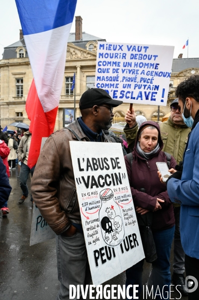 Manifestation nationale citoyenne et pacifique contre le pass vaccinal, contre la gestion de la crise sanitaire par le gouvernement. Paris le 8 janvier 2022. Vaccine pass.