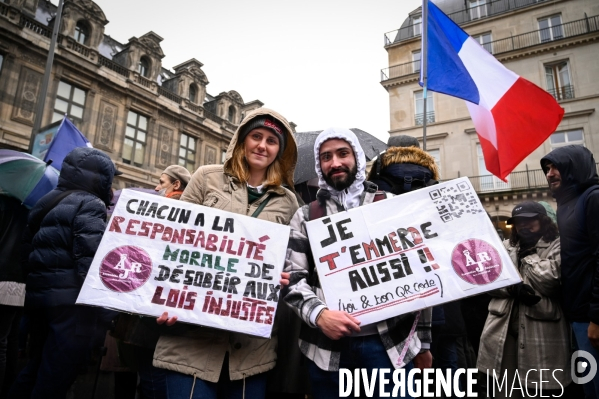 Manifestation nationale citoyenne et pacifique contre le pass vaccinal, contre la gestion de la crise sanitaire par le gouvernement. Paris le 8 janvier 2022. Vaccine pass.