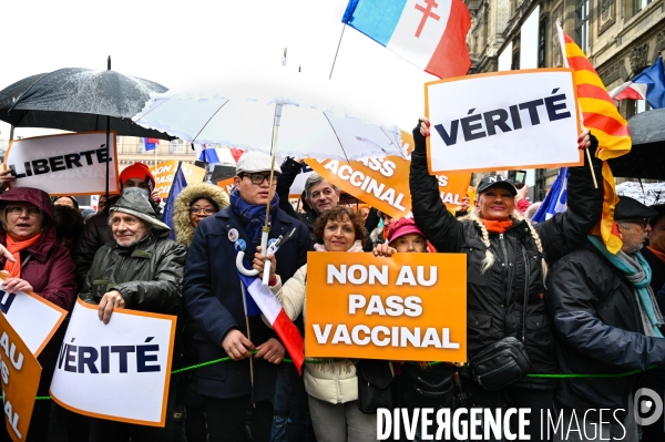 Manifestation nationale citoyenne et pacifique contre le pass vaccinal, contre la gestion de la crise sanitaire par le gouvernement. Paris le 8 janvier 2022. Vaccine pass.