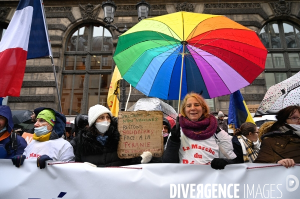 Manifestation nationale citoyenne et pacifique contre le pass vaccinal, contre la gestion de la crise sanitaire par le gouvernement. Paris le 8 janvier 2022. Vaccine pass.