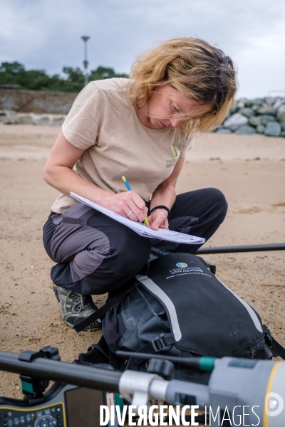 Campagne de mesure de l erosion du littoral par les techniciens de l Observatoire de la Cote Aquitaine.