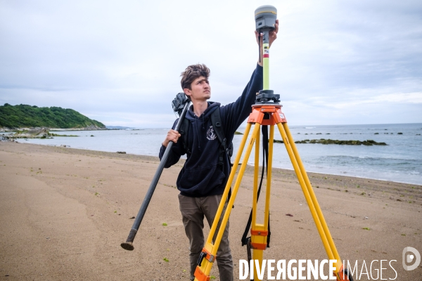 Campagne de mesure de l erosion du littoral par les techniciens de l Observatoire de la Cote Aquitaine.