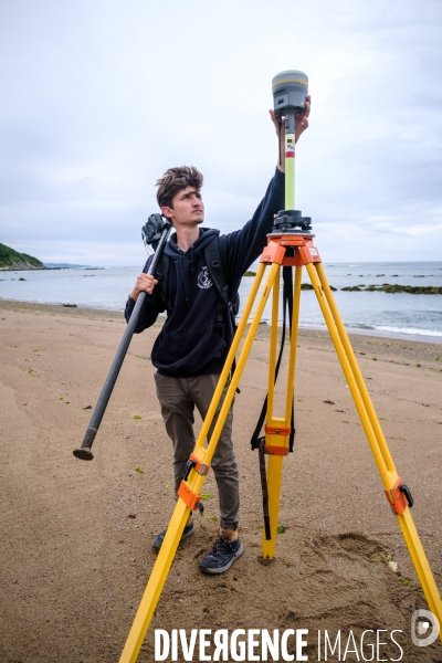 Campagne de mesure de l erosion du littoral par les techniciens de l Observatoire de la Cote Aquitaine.