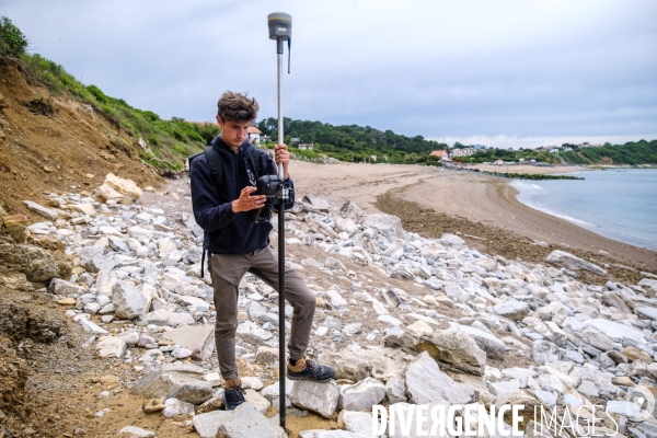 Campagne de mesure de l erosion du littoral par les techniciens de l Observatoire de la Cote Aquitaine.