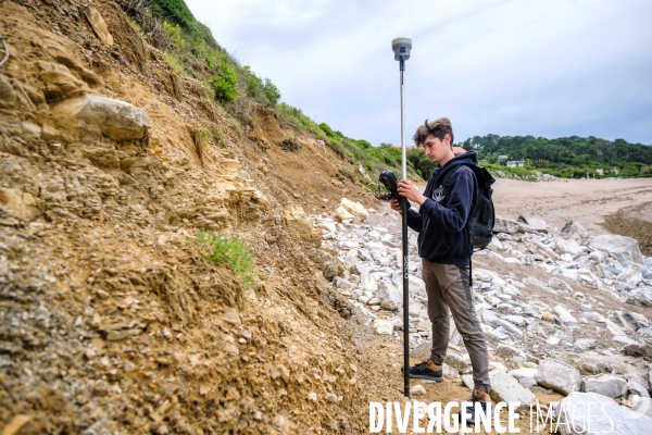 Campagne de mesure de l erosion du littoral par les techniciens de l Observatoire de la Cote Aquitaine.