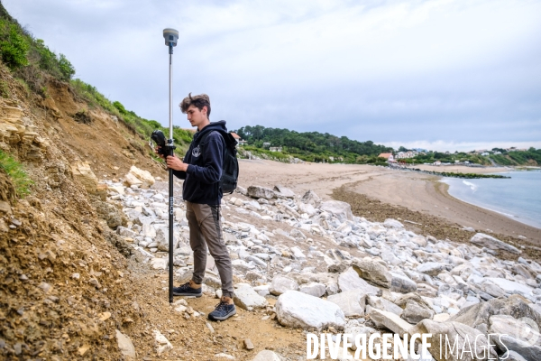 Campagne de mesure de l erosion du littoral par les techniciens de l Observatoire de la Cote Aquitaine.