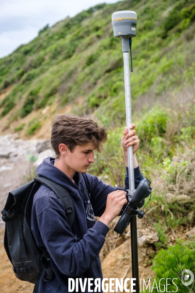 Campagne de mesure de l erosion du littoral par les techniciens de l Observatoire de la Cote Aquitaine.