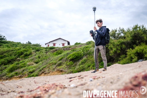Campagne de mesure de l erosion du littoral par les techniciens de l Observatoire de la Cote Aquitaine.