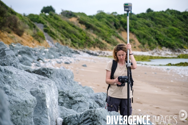 Campagne de mesure de l erosion du littoral par les techniciens de l Observatoire de la Cote Aquitaine.