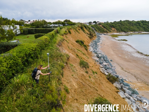 Campagne de mesure de l erosion du littoral par les techniciens de l Observatoire de la Cote Aquitaine.