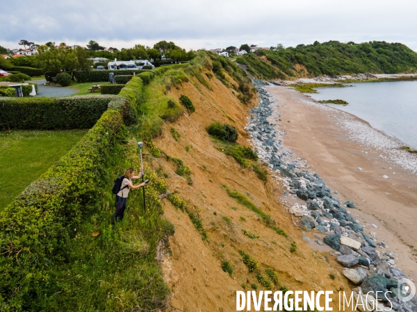 Campagne de mesure de l erosion du littoral par les techniciens de l Observatoire de la Cote Aquitaine.