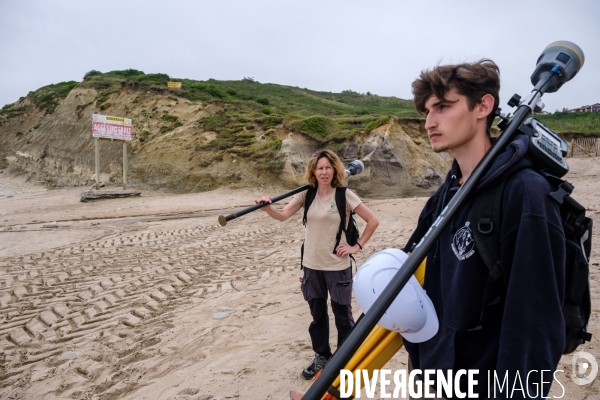 Campagne de mesure de l erosion du littoral par les techniciens de l Observatoire de la Cote Aquitaine.