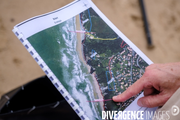 Campagne de mesure de l erosion du littoral par les techniciens de l Observatoire de la Cote Aquitaine.