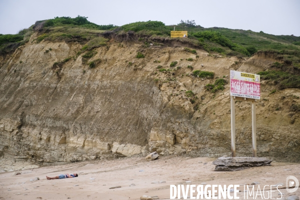 Campagne de mesure de l erosion du littoral par les techniciens de l Observatoire de la Cote Aquitaine.