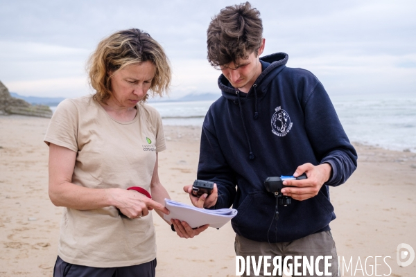 Campagne de mesure de l erosion du littoral par les techniciens de l Observatoire de la Cote Aquitaine.