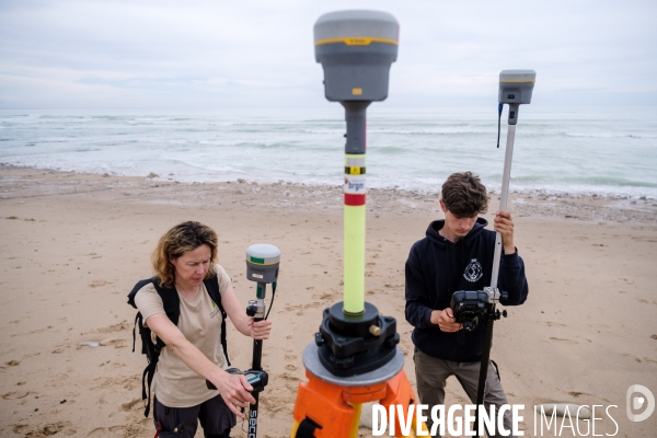 Campagne de mesure de l erosion du littoral par les techniciens de l Observatoire de la Cote Aquitaine.