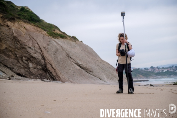 Campagne de mesure de l erosion du littoral par les techniciens de l Observatoire de la Cote Aquitaine.