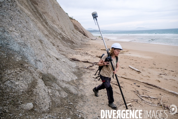 Campagne de mesure de l erosion du littoral par les techniciens de l Observatoire de la Cote Aquitaine.