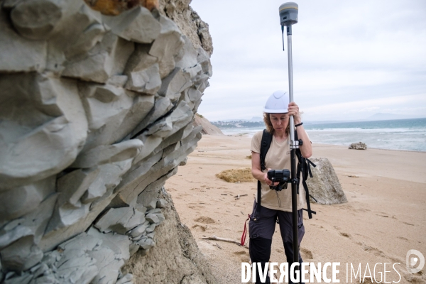 Campagne de mesure de l erosion du littoral par les techniciens de l Observatoire de la Cote Aquitaine.