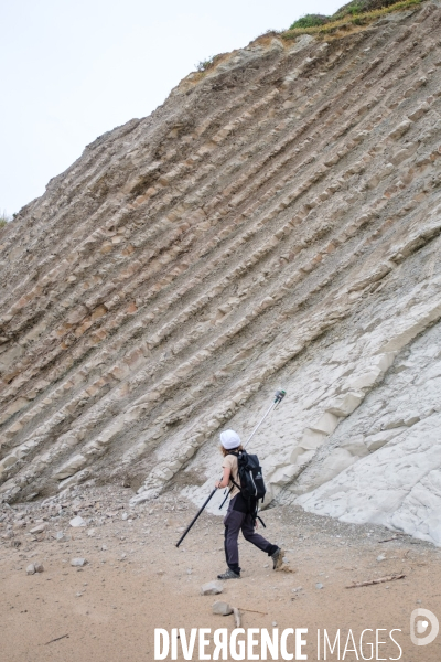 Campagne de mesure de l erosion du littoral par les techniciens de l Observatoire de la Cote Aquitaine.