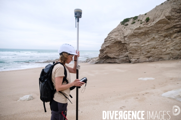 Campagne de mesure de l erosion du littoral par les techniciens de l Observatoire de la Cote Aquitaine.