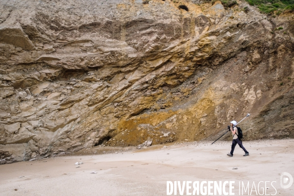 Campagne de mesure de l erosion du littoral par les techniciens de l Observatoire de la Cote Aquitaine.