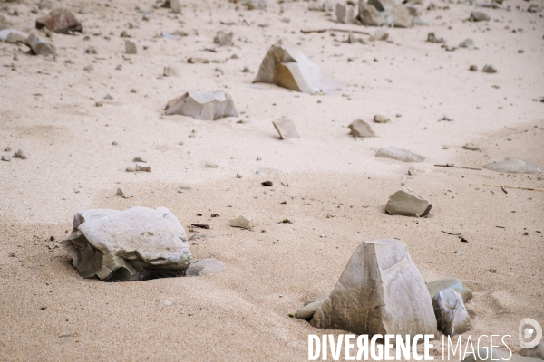 Campagne de mesure de l erosion du littoral par les techniciens de l Observatoire de la Cote Aquitaine.