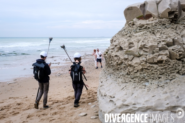 Campagne de mesure de l erosion du littoral par les techniciens de l Observatoire de la Cote Aquitaine.