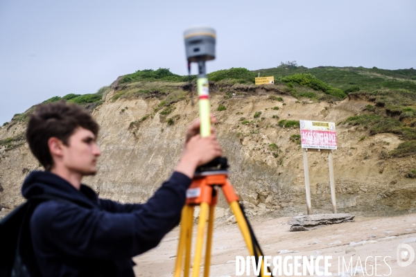 Campagne de mesure de l erosion du littoral par les techniciens de l Observatoire de la Cote Aquitaine.