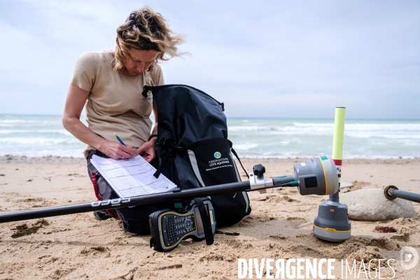 Campagne de mesure de l erosion du littoral par les techniciens de l Observatoire de la Cote Aquitaine.