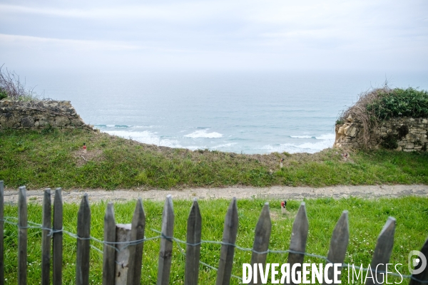 Campagne de mesure de l erosion du littoral par les techniciens de l Observatoire de la Cote Aquitaine.