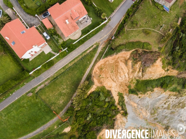 Campagne de mesure de l erosion du littoral par les techniciens de l Observatoire de la Cote Aquitaine.