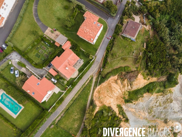 Campagne de mesure de l erosion du littoral par les techniciens de l Observatoire de la Cote Aquitaine.